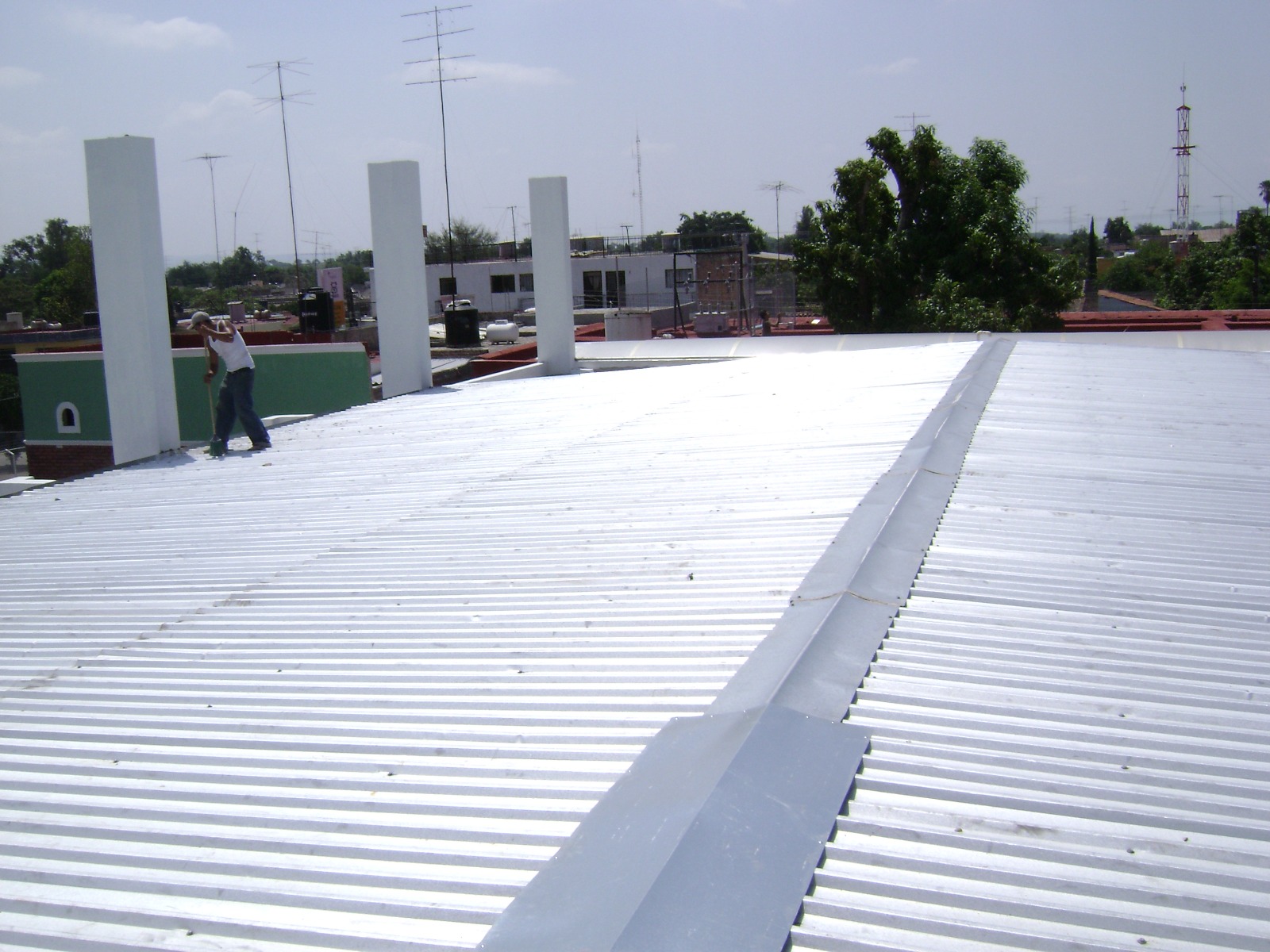 Techo de lámina impermeabilizado en blanco
