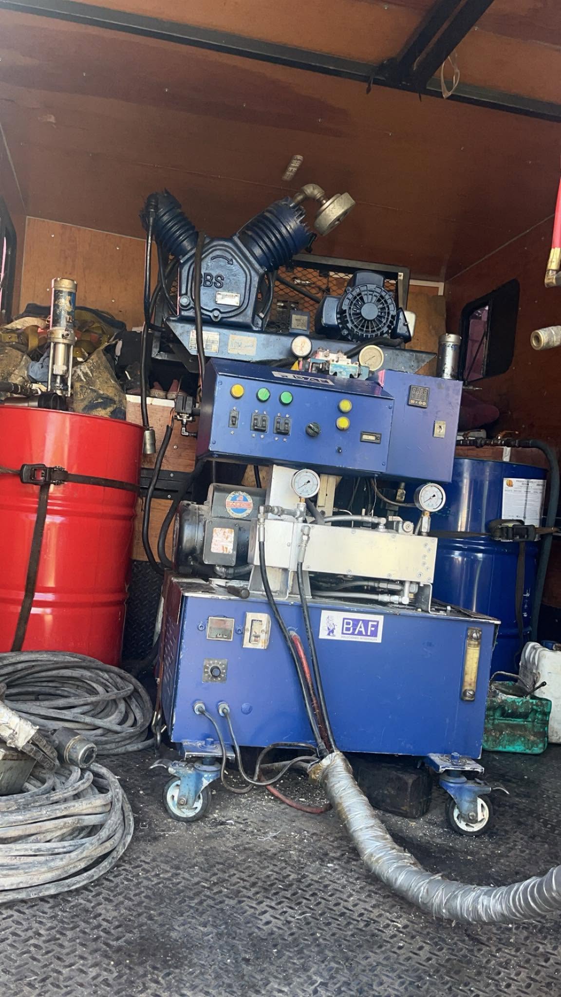 Máquina de espreado de poliuretano de BAF, montada en su unidad de trabajo